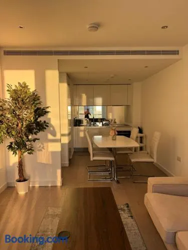 Luxury Skyline Apartment in Sky Gardens, Nine Elms - Image 1
