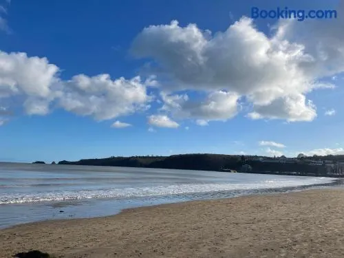 Stylish Saundersfoot Top Floor 2-Bed Seaview Apartment, Balcony & Parking - Image 1
