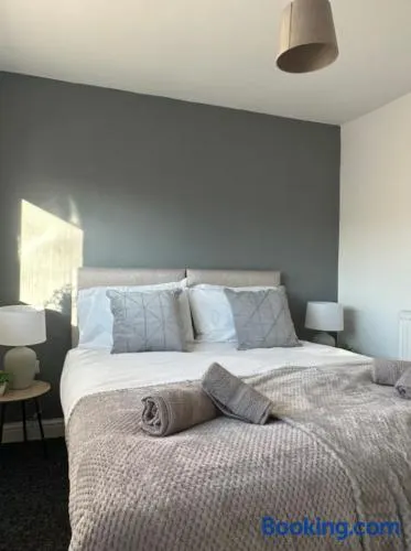 Comfy 1 BR Apartment - Sleeps 2 with Free Parking! - Image 1