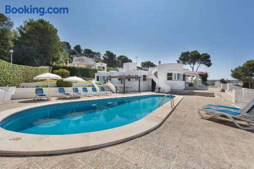 Agréable villa conviviale et familiale avec piscine privée, terrasse et jardin | Vue mer - Image 1