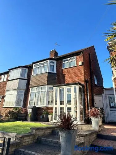 Entire home, 2 double beds, free wifi, near QE - Image 1