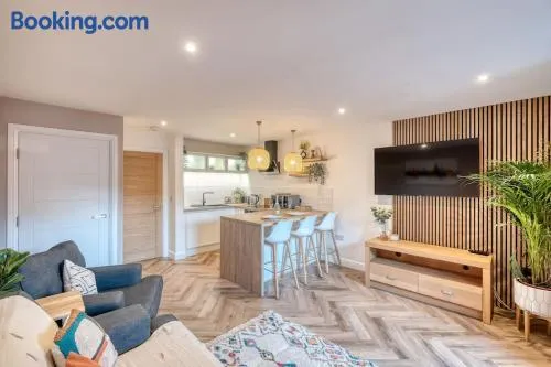 Stylish and modern city centre apartment with easy parking - Image 1