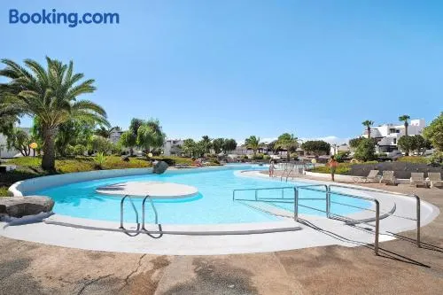 Appartement avec terrasse, internet haut débit et jardin | Vue jardin - Image 1
