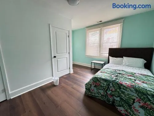 Beautiful RARE Condo 4Bedrooms Near Transportation - Image 1