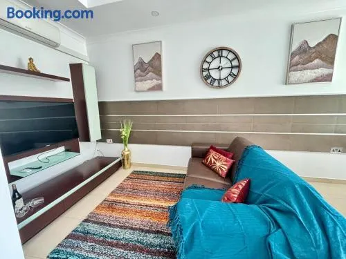 Spacious 1-Bedroom Retreat Cafés, Wine Bars & Old Town at Your Doorstep - Image 1