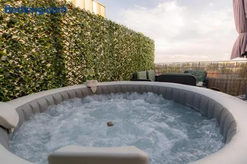 LE PETIT SÉSAME appartement 70m2 avec terrasse et jacuzzi idéal groupe, capacité 6 personnes , 2 chambres,canapé lit avec vrai matelas , proche Stade De France, Wifi, Parking privé, très bon rapport qualité prix - Image 1