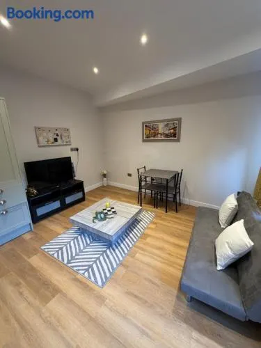 Windsor Flat 90C - Image 1