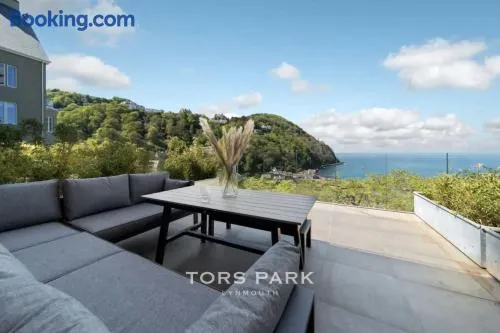 Harbour Tide, Inviting 3 BR Apt, Large Terrace and Sea View, Parking - Image 1