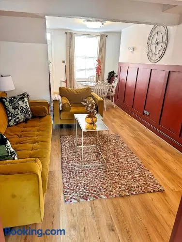 Stylish Uphill Townhouse - Image 1