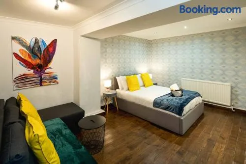 Swiss Cottage Hideaway Sleeps 8 Regents Park - Image 1