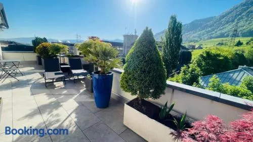 Grosse Terrasse mit Privatsphäre & Aussendusche - Image 1
