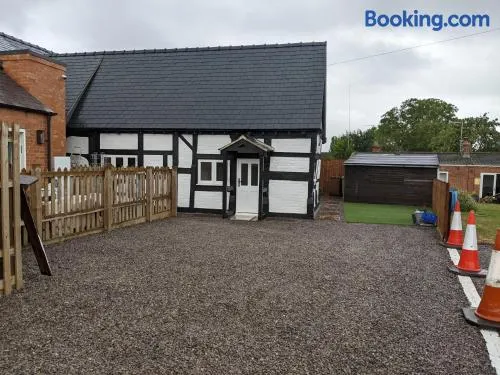 Characterful 2 bed cottage, quiet village setting - Image 1
