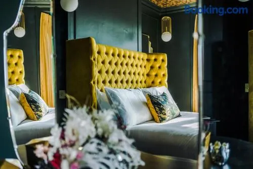 Superb 4 Bed Home in The Windsor Tapestries by Casa by Grace - Sleeps 7-9, Private Hot Tub Hire, Free Parking, Dog Friendly, Legoland, Windsor Castle - Image 1