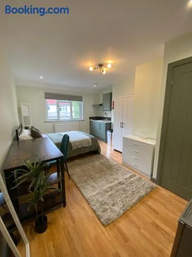 Studio Near Twickenham Stadium - Image 1