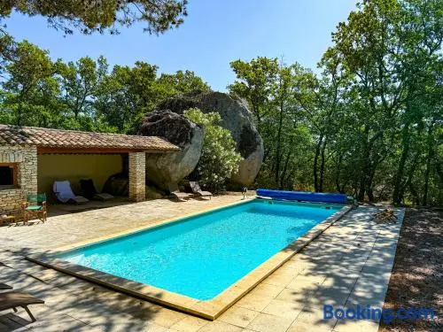 Mas à Gordes avec piscine et vue incroyable à 800 m du village - Image 1