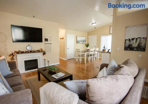 Cozy Condo 4 Miles to Park Entrance with BBQ and Steps to Dining - Image 1