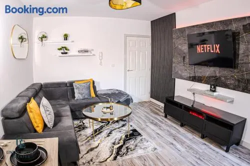 The Modern Suite 1BR Apartment Near Etihad Stadium & Coop Live - Image 1