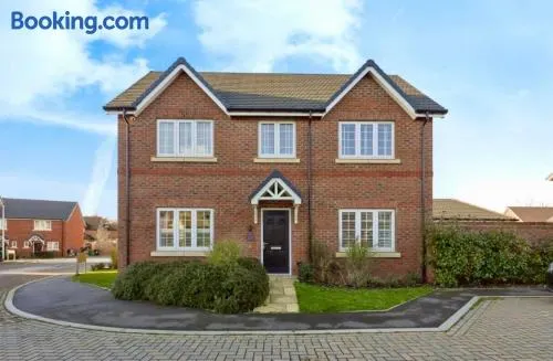 Sleeps 8, off-road parking for 3 cars, pet friendly, welcome hamper - Image 1