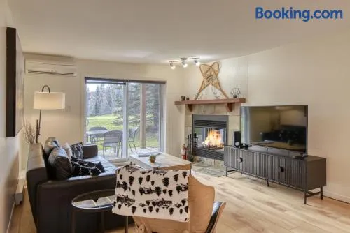 Cozy Chalet on the 9th Hole La Bête Pool Golf - Image 1