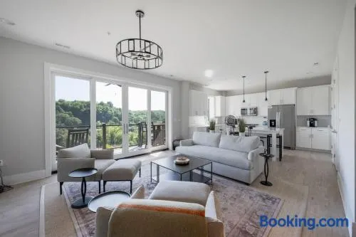Luxury Downtown Loft - Balcony and Rooftop Bar! - Image 1