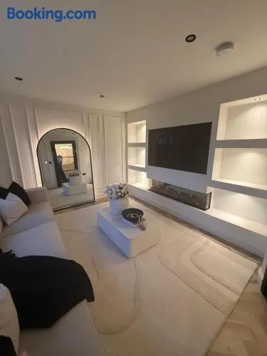 Luxury 3 bedroom house with free parking - Image 1
