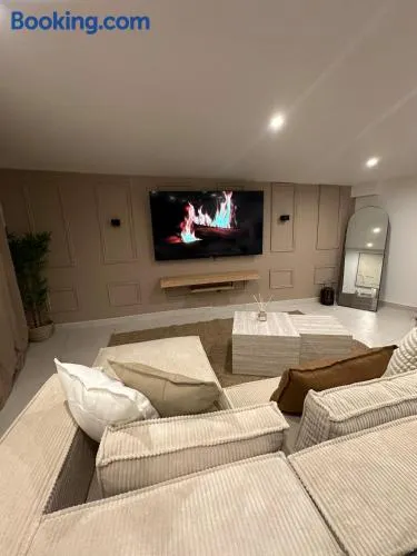 F2 jacuzzi moderne et spacieux - Image 1