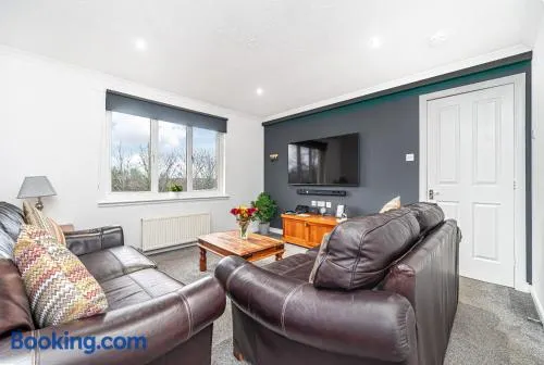 Prime Commuter Executive Apartment Dunfermline - Image 1