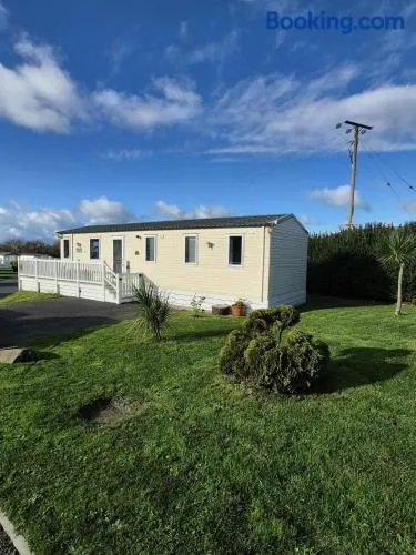 3 Bedroom Caravan with Sun Deck & Parking - Image 1