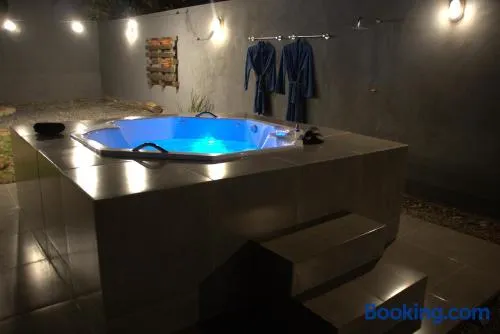 CASA COM SPA de HIDRO COM AQUECEDOR a 700 MTS DO CENTRO - Image 1