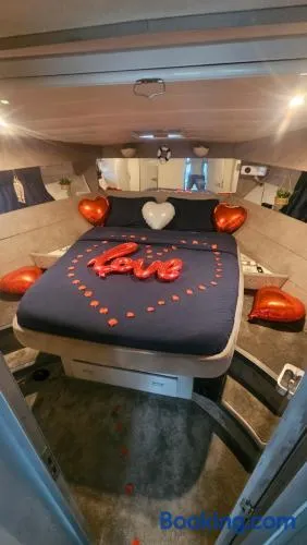 Nuits insolites sur un bateau 12m en pleine nature - Image 1