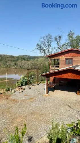 Casa rústica às margens do lago - Image 1