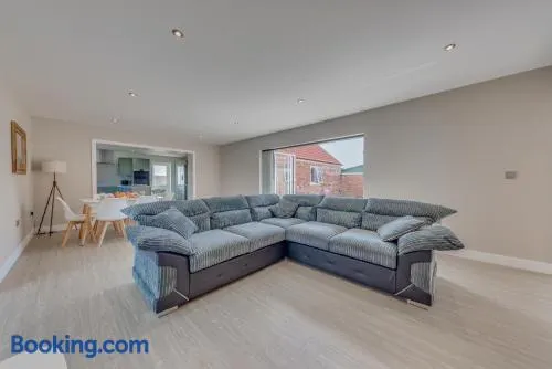 Luxury Cottage, Dog Friendly, Stunning Views, Private Garden - Image 1
