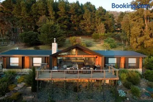 Pinewood High Country Retreat - breathtaking views of Lake Eildon & Mt Buller - Image 1