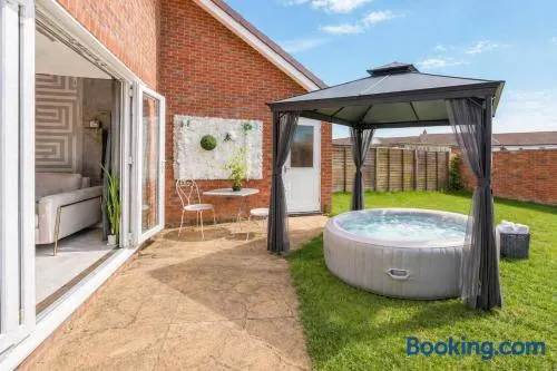 Maidstone Spacious Retreat - Hot Tub - Parking - Image 1