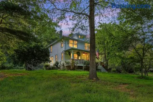 Badby Wood Farmhouse - Charming 3BR 3BA Wine Country Getaway - Image 1