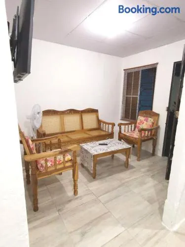 Casa céntrica en zona privada - Image 1