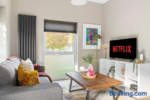 Brand New 1-Bed Flat With Free Parking - Image 1