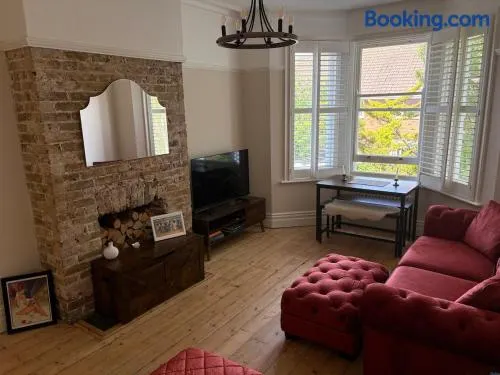 Pretty period property sleeps 4 guests with shared garden - Image 1