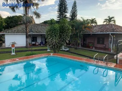 Hermosa y tranquila finca con piscina - Image 1