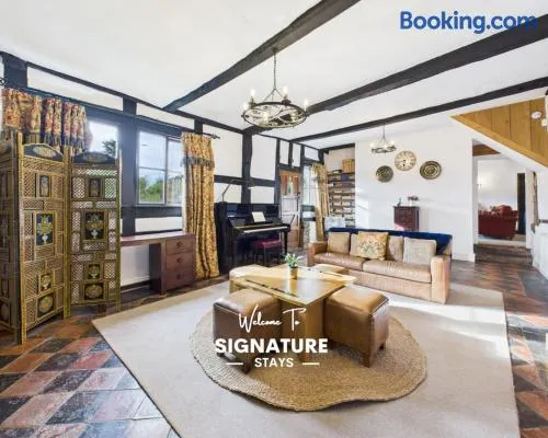 Mainstone House by Signature Stays - Luxury Retreat - HotTub - Image 1