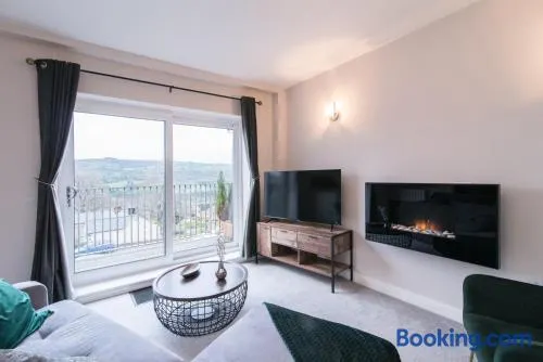 Immaculate 3 Bed House - Stunning Balcony Views - Image 1