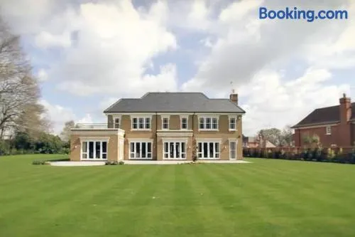 Luxurious House with private garden & Tree house - Image 1