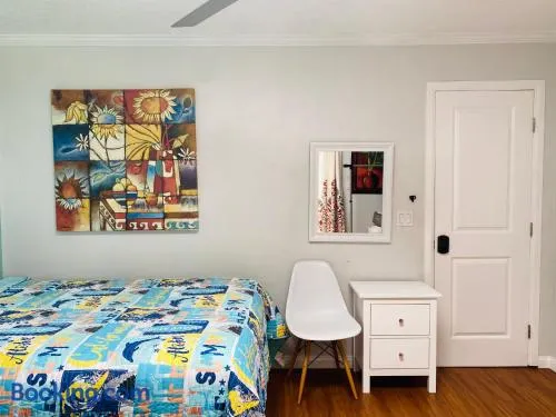 Costa Mesa Homestay - Private Rooms with 2 Shared Baths and Hosts Onsite - Image 1