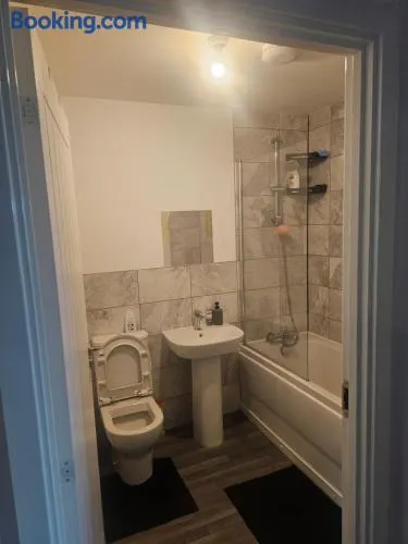 Peachy velvet room in a flat for female guest only - Image 1