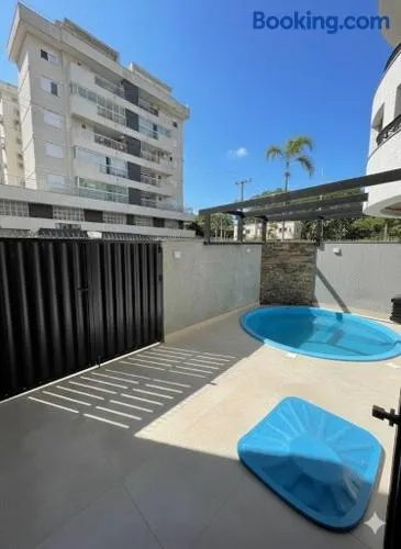 Apartamento terreno com piscina a 350 mts da praia - Image 1