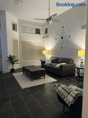 Luxury Spacious 5-Bedroom Home - Image 1