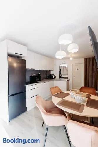 Neues Modernes Apartment, 3 Zimmer, 7 Betten, Küche, 1,5 Badezimmer - Image 1