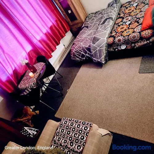Cosy Private room in Hornchurch, London with free parking - Image 1