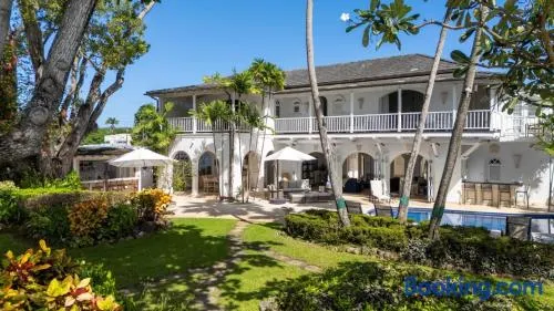 Villa de lujo frente al mar de 5 habitaciones con piscina privada y acceso directo a la playa, Holetown, Barbados - Image 1