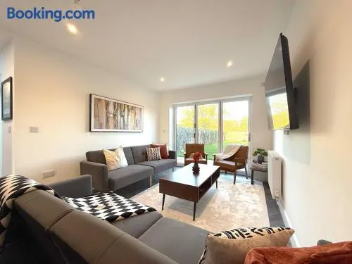 Spacious & Stunning 5 Bed Cheltenham Home - Image 1